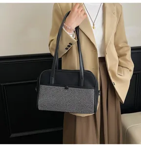 Gedetailleerd overzicht van de zwarte schoudertas met strass, met sprankelende kristaldetails.