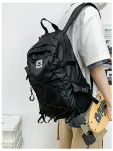 Detailaufnahme des schwarzen Outdoor-Rucksacks mit elastischer Kordel, praktisches Zubehör.