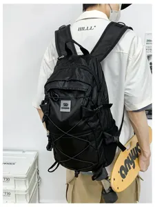 Detailansicht des Outdoor Sport Rucksacks, großer schwarzer taktischer Reiserucksack.