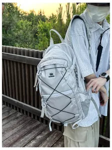 Detailansicht des Outdoor-Sportrucksacks mit großem Fassungsvermögen und praktischen Netztaschen.