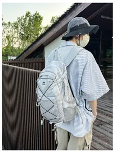 Detailansicht des leichten grauen Outdoor-Rucksacks mit strapazierfähigem Material und Gummizug.