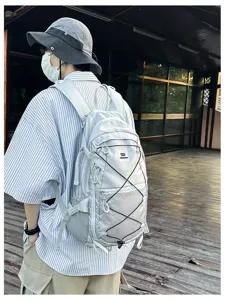 Detailansicht des leichten Outdoor Sportrucksacks in Hellgrau mit elastischen Kordeln.