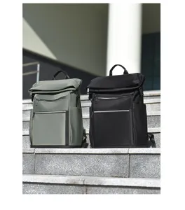 Vista dettagliata dello zaino roll-top con cerniere multiple e tessuto resistente e pratico.
