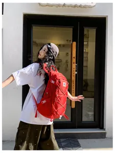 Roter Outdoor Sport Rucksack mit grossem Fassungsvermögen für Reisen und Wandern leicht.