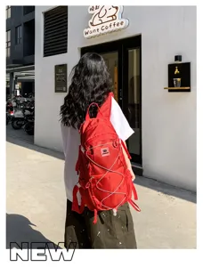 Roter Outdoor-Rucksack für Wandern und Reisen, leichtes Tagesgepäck mit großem Volumen.