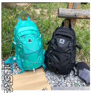 Wanderrucksack Detail für Outdoor Sport mit großem Fassungsvermögen sowie elastischen Kordeln.