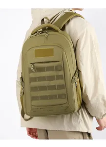 Detailansicht des khaki taktischen Rucksacks mit strapazierfähigen Molle-Schlaufen und Fächern.