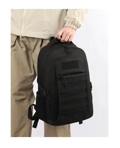 Nahaufnahme des schwarzen taktischen Rucksacks mit langlebigem Molle-Gewebe und Frontklett.