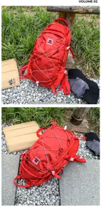 Detailansicht des roten Outdoor-Wanderrucksacks mit elastischen Kordelzügen und Riemen.