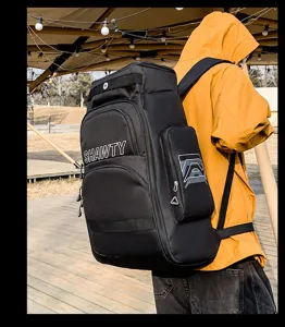 Vue détaillée du sac à dos de voyage en extérieur montrant grande capacité et tissu noir.