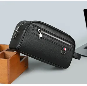Pochette d'affaires pour homme en cuir noir avec serrure à combinaison et poche zippée.