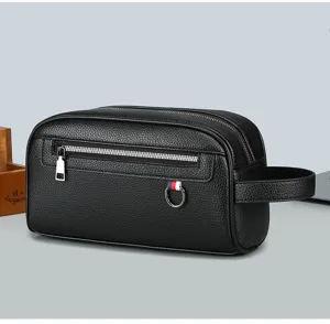 Vue détaillée de la trousse de toilette en cuir noir pour homme et sac de voyage.