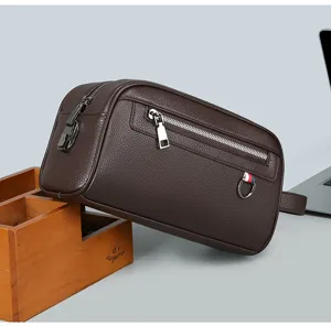 Sac pochette d'affaires marron pour homme en cuir avec serrure et poche zippée avant.