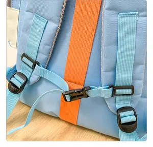 Gros plan sur les lanières réglables et le système de boucles d'un sac à dos multifonction.