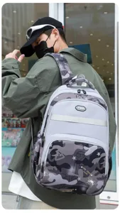 Detailansicht des großen Herren Reise-Rucksacks mit Camouflage-Muster und XWB-Markenzeichen.