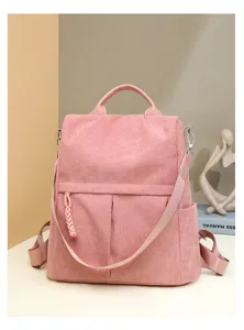 Rosa Cord Rucksack Detailansicht mit weicher Stoffstruktur und robuster Riemengestaltung.