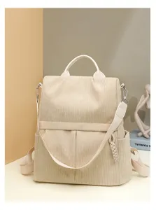 Detailansicht des beigen Cord-Rucksacks mit weicher Textur, Metallbeschlägen und vielseitigen.
