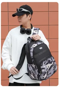 Detailansicht des großen Camouflage-Rucksacks für Herren, ideal für Outdoor-Reisen.