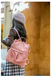 Rosa Kordfuer Damen Rucksack Detailansicht, Freizeittasche mit Vordertasche und Schultergurt.