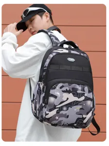 Detailansicht des stilvollen Herren-Camouflage-Rucksacks mit grossem Stauraum und starken Gurten.