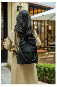 Rucksack Rückansicht mit weicher Stofftextur und strapazierfähigem Design für Alltag.