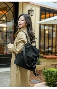 Außenszene zeigt Details des eleganten schwarzen Kord-Damenrucksacks beim Model.