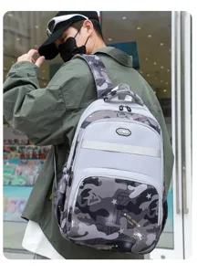 Grauer Camouflage Rucksack Detailansicht, strapazierfähige grosse Schultasche für Schüler.