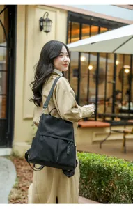Detailansicht des schwarzen Cord-Rucksacks im Szene-Look, Damenfreizeitreisetasche.