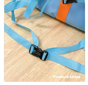 Gros plan sur les détails de la bretelle et de la boucle en plastique du sac à dos.