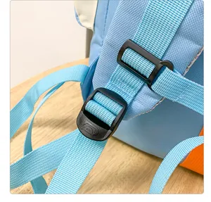 Détail de sac à dos montrant la sangle réglable et la boucle en plastique pour les voyages.