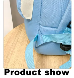 Vue de detail rapprochee du sac a dos de voyage avec sangle et boucle de fixation.