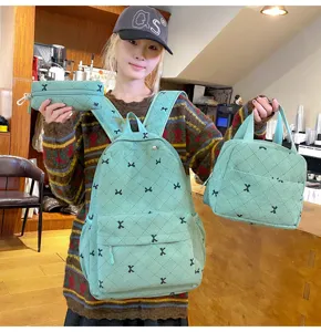 Gros plan sur l'ensemble de sac à dos en velours côtelé menthe avec broderie nœud.