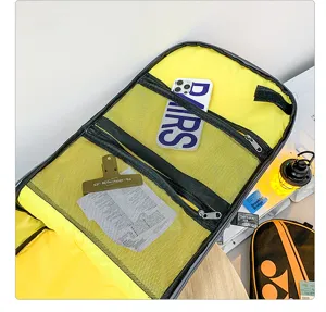 Vue detaillee de l'interieur du sac a dos jaune et noir avec poches en maille de rangement