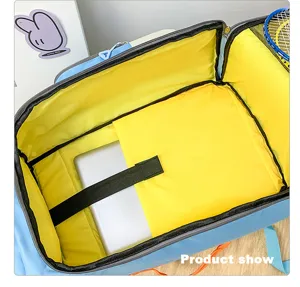 Détail intérieur de sac à dos de voyage avec compartiment jaune et housse PC.