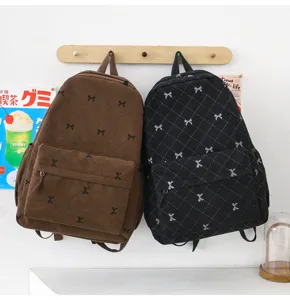 Vue détaillée de sacs à dos décontractés en velours côtelé avec motifs nœuds et poche avant.