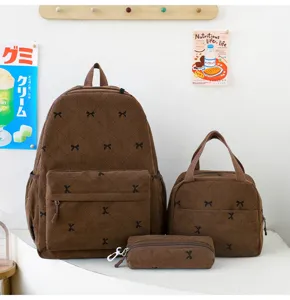 Vue détaillée du sac à dos en velours côtelé marron avec de jolies motifs de nœuds.
