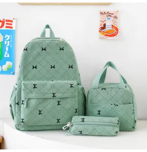 Vue détaillée du joli ensemble de trois pièces en velours côtelé vert, grand sac à dos.