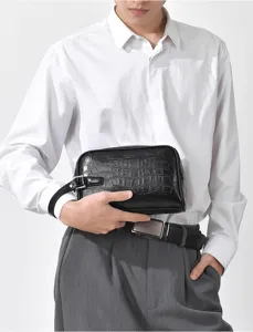Detaillierte Ansicht der schwarzen Kroko-Muster PU Leder Herren Clutch Tasche mit Handschlaufe.