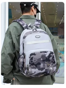 Detailansicht des geräumigen Reise-Rucksacks mit bequemen Gurten und modernem Camouflage-Muster.