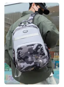 Detailansicht des grauen Camouflage Reiserucksacks, große Kapazität für Schüler.