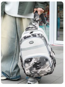 Tarnmuster Rucksack Detailansicht mit robustem Material, Reißverschlüssen und Schultergurten.