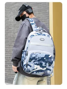 Blauer Camouflage Reise-Rucksack Detailansicht mit bequemen Gurten für den täglichen Gebrauch.