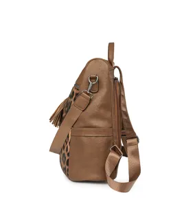 Seitenansicht des braunen Damenrucksacks mit Leopardenmuster, Quaste und verstellbaren Trägern.
