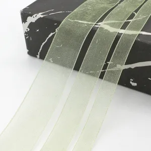 Saliegroen chiffon lint voor cadeauverpakking en decoratie van bloemboeketten.