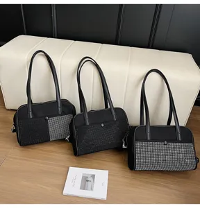 Detailweergave van de zwarte schoudertas met strass, elegante avondhandtas met fonkeling.