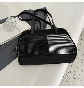 Gedetailleerd overzicht van de stijlvolle zwarte strass schoudertas met kristallen.