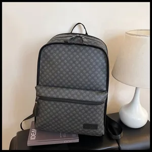 Mochila clásica con patrón de monograma, lona resistente, bolsillo frontal y gran espacio.