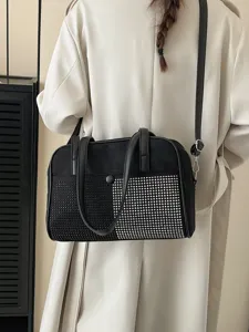 Elegante zwarte strass-handtas met dubbele handvatten en verstelbare schouderriem.