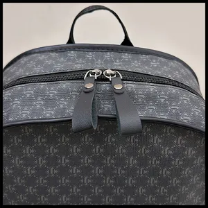 Mochila gris con patrón geométrico detalle, elegante y práctica para el uso diario.