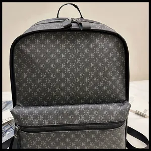 Elegante mochila con monograma gris oscuro con compartimentos espaciosos para viajes y trabajo.